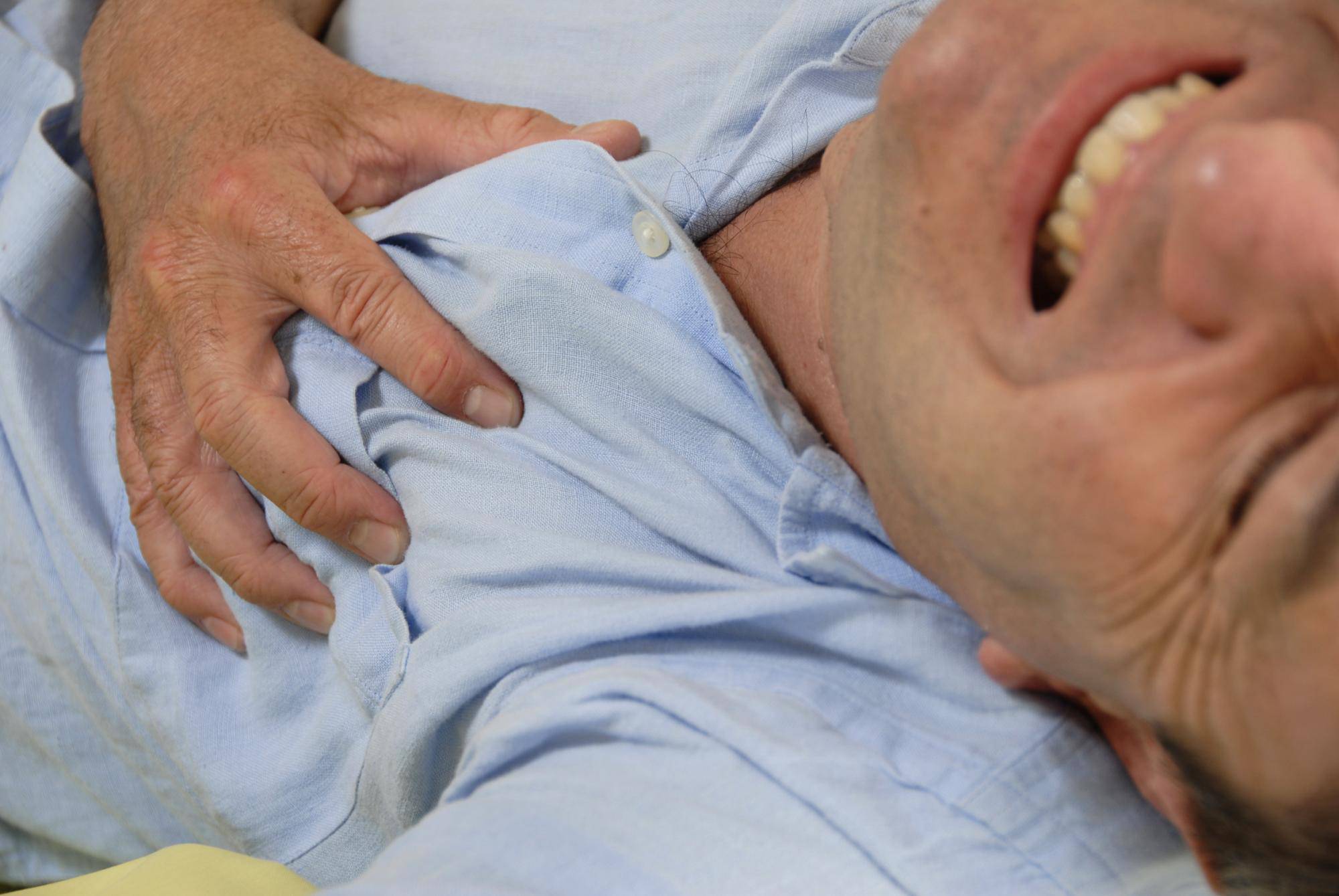 Un présentateur TV fait une crise cardiaque en direct (vidéo)