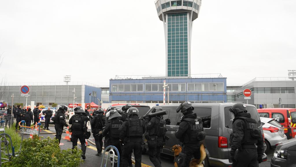 France: l&rsquo;aéroport d&rsquo;Orly évacué après des coups de feu, un homme abattu