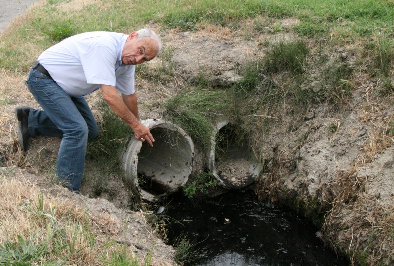 Plonger dans un bassin d’huiles de vidange, l’idée à la con du jour (vidéo)
