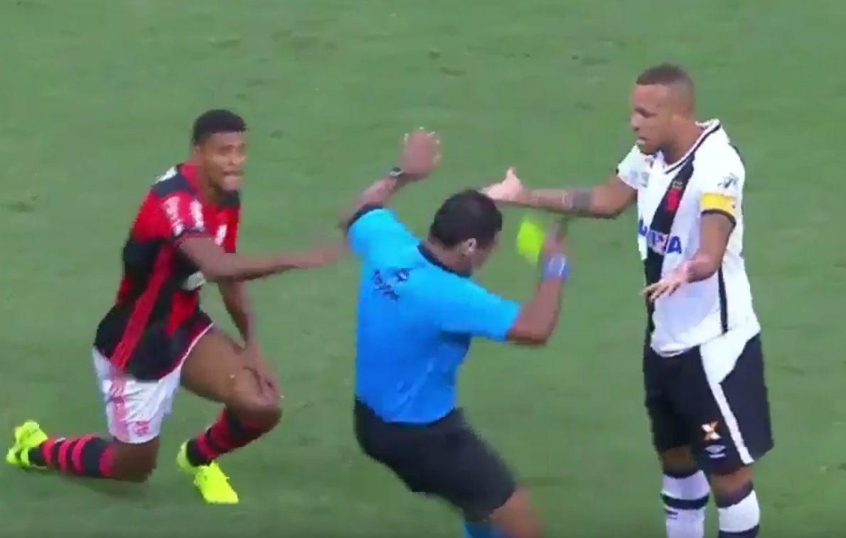 VIDEO. Brésil: Luis Fabiano touche à peine l&rsquo;arbitre… qui simule et l&rsquo;expulse
