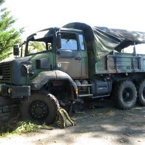 Un soldat décharge des mortiers en les jetant depuis un camion (vidéo)