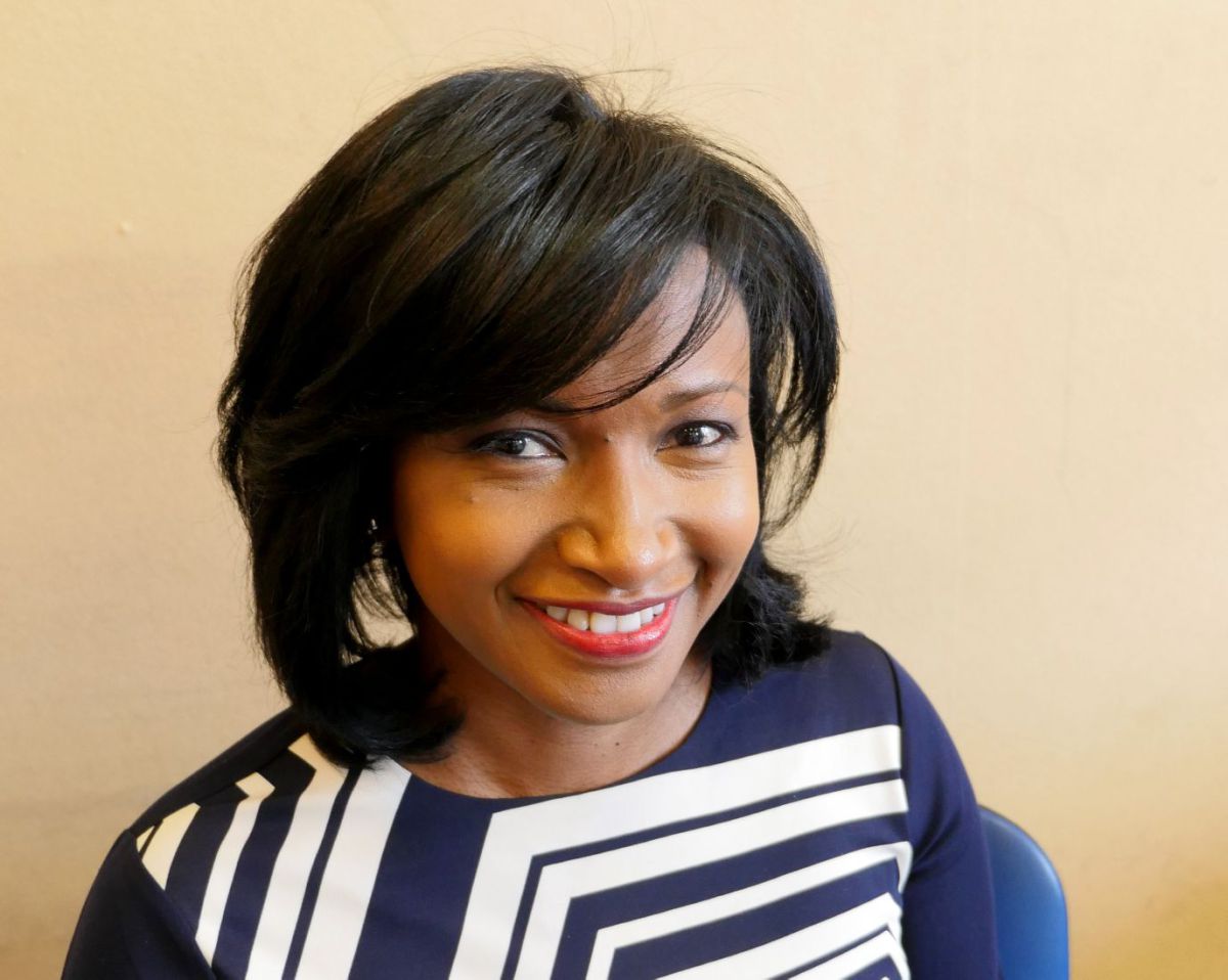 Élection présidentielle Française. Sonia Rabotonso soutien de François Fillon s’exprime au micro de Abdoulaye Cisse