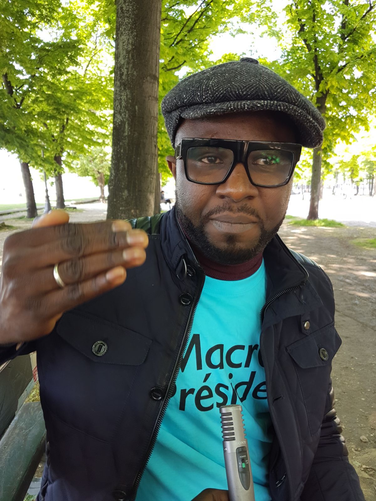 Élection présidentielle Française. Dr. Seydou Kante soutien de Emmanuel Macron s’exprime au micro de Abdoulaye Cisse