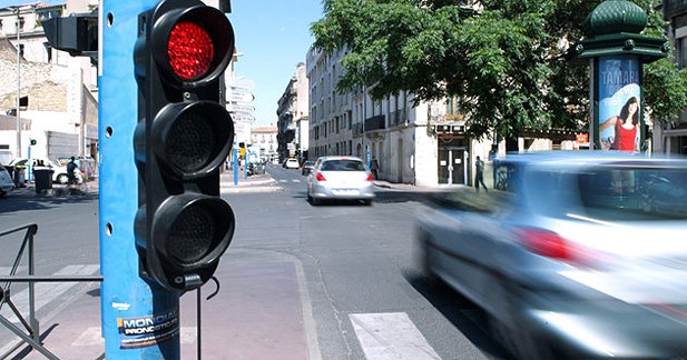 Video: Un cyliste grille un feu rouge et va le payer très cher