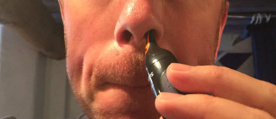 Vidéo: Un homme se fait retirer une crotte de nez géante