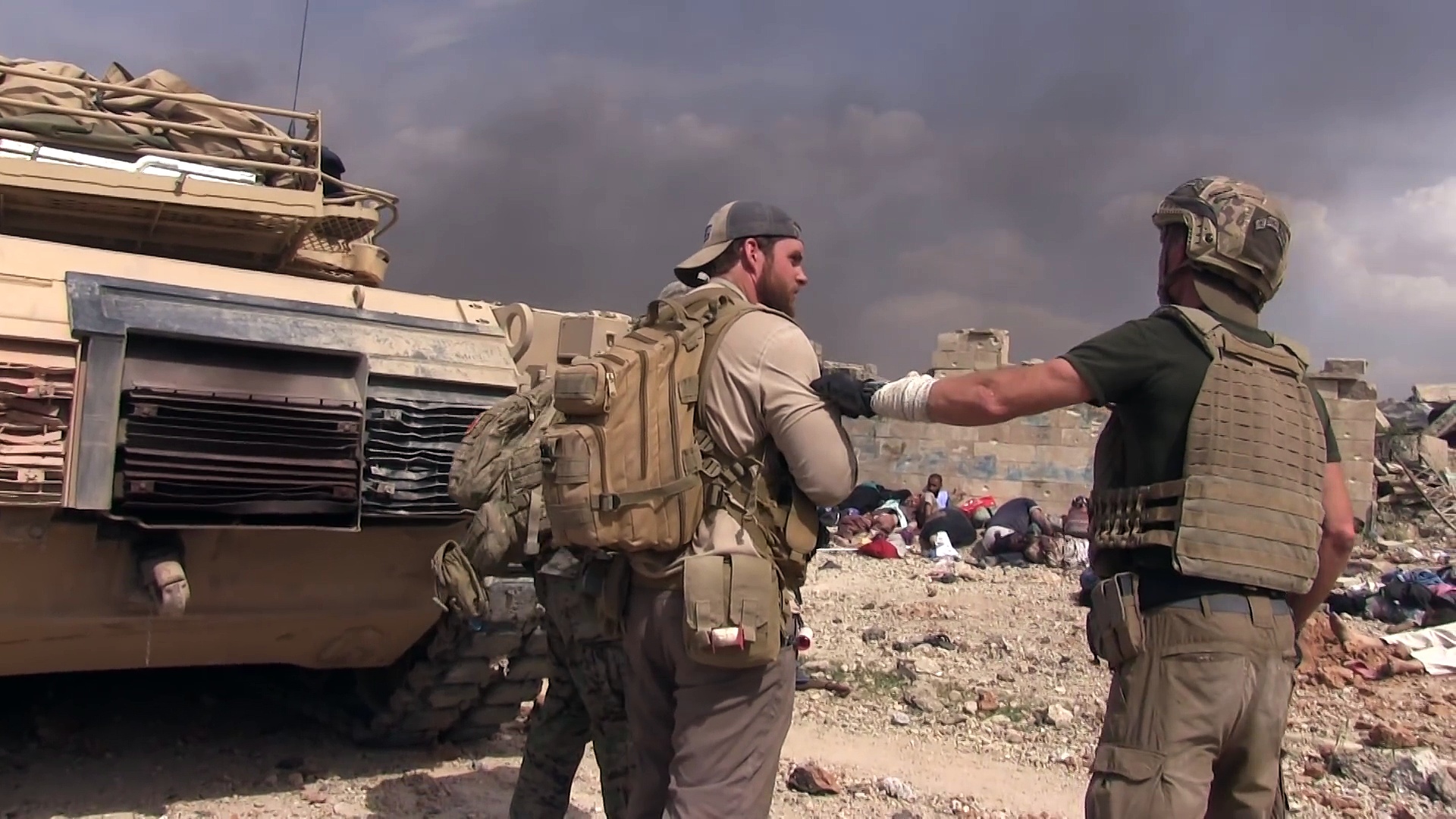 Un humanitaire prend tous les risques pour sauver une fillette prise au milieu de tirs avec Daesh (vidéo)