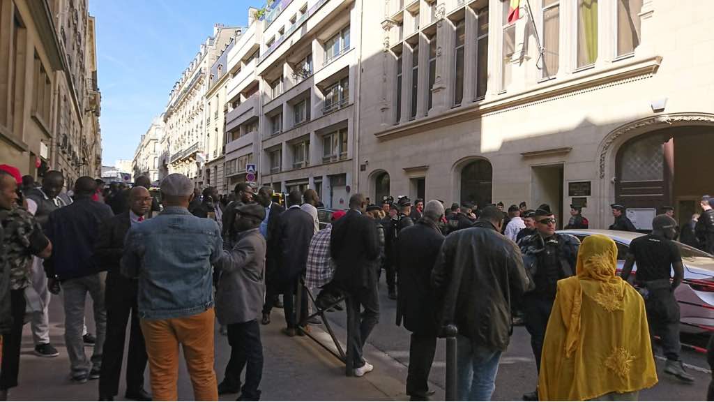 Urgent: il fait chaud devant le consulat du Sénégal à Paris