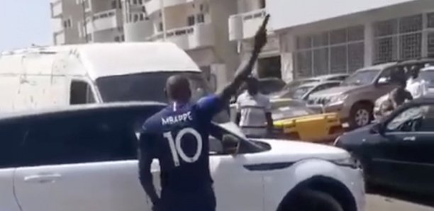 Comme dans un film, il sort son pistolet et tire en pleine circulation…