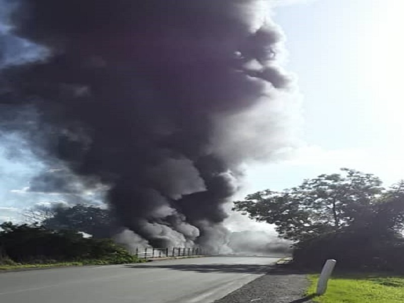 Tambacounda: Un camion transportant 55 000 litres de gasoil tombe dans le fleuve et prend feu, deux passagers portés disparus