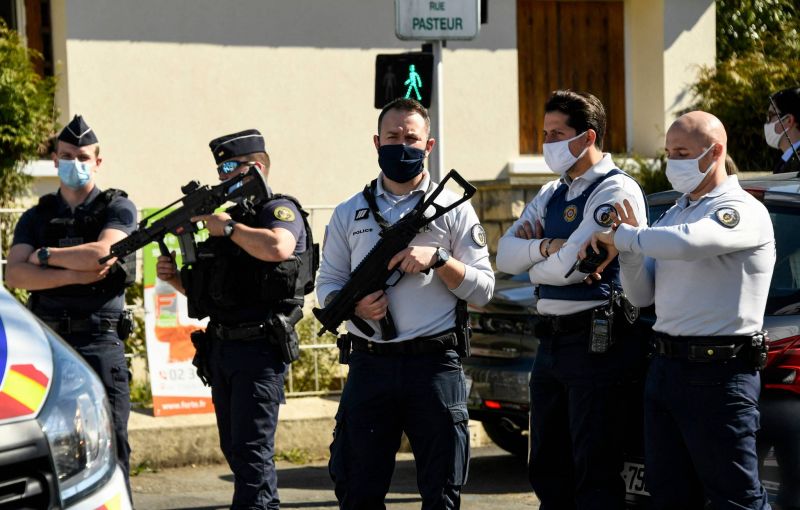 France: Une policière tuée dans une attaque au couteau au commissariat de Rambouillet