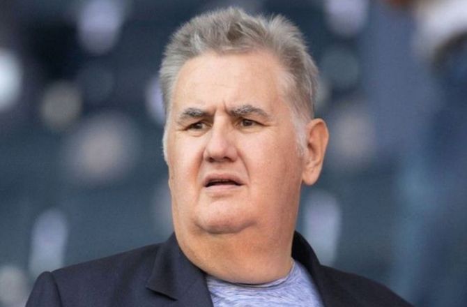 Pierre Menès placé en garde à vue : Une hotesse l’accuse de lui avoir touché les seins lors du match PSG-Nantes