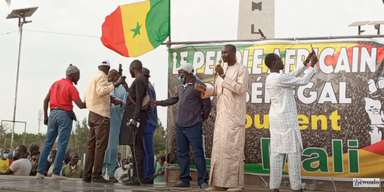 Dakar : Des centaines de personnes manifestent pour exprimer leur soutien au peuple malien