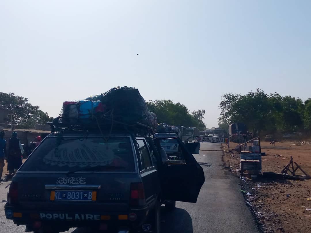 Urgent: Des centaines de Sénégalais bloquées à la frontière gambienne sur décision du gouverneur de Sédhiou