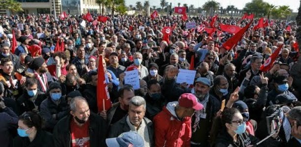 Tunisie : le président étend son pouvoir sur le système judiciaire, manifestation à Tunis