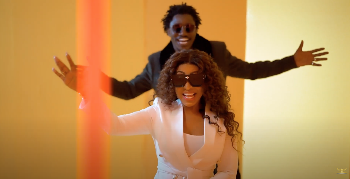 People : Découvrez la nouvelle video de Wally B. Seck feat. Viviane – Reuguine Tass