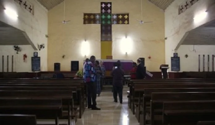 Ziguinchor : il entre dans l’église, attaque un fidèle et fonce sur le prêtre…