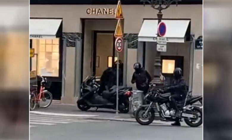 Le braquage à la kalachnikov d’une boutique Chanel filmé par des passants à Paris
