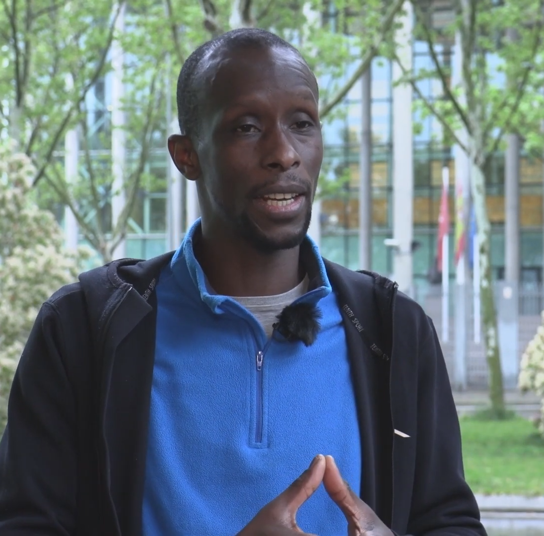 Serigne Mbaye premier député noir en Espagne porte le combat raciale