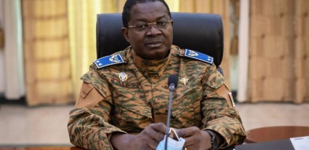 Burkina: le ministre de la Défense limogé et remplacé par le… président