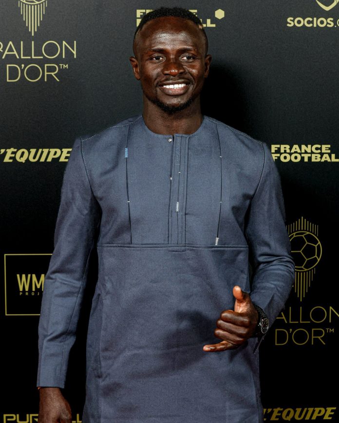 Cérémonie du ballon d’or : Sadio Mané arrive en tenue traditionnelle