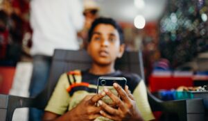 ados avec smartphone