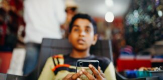 ados avec smartphone