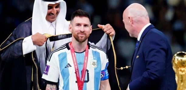 Finale du Mondial 2022 : Ce qu’on sait de la tunique portée à Messi par l’émir du Qatar
