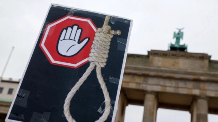 Iran : Un homme exécuté en public pour avoir tué deux miliciens du régime