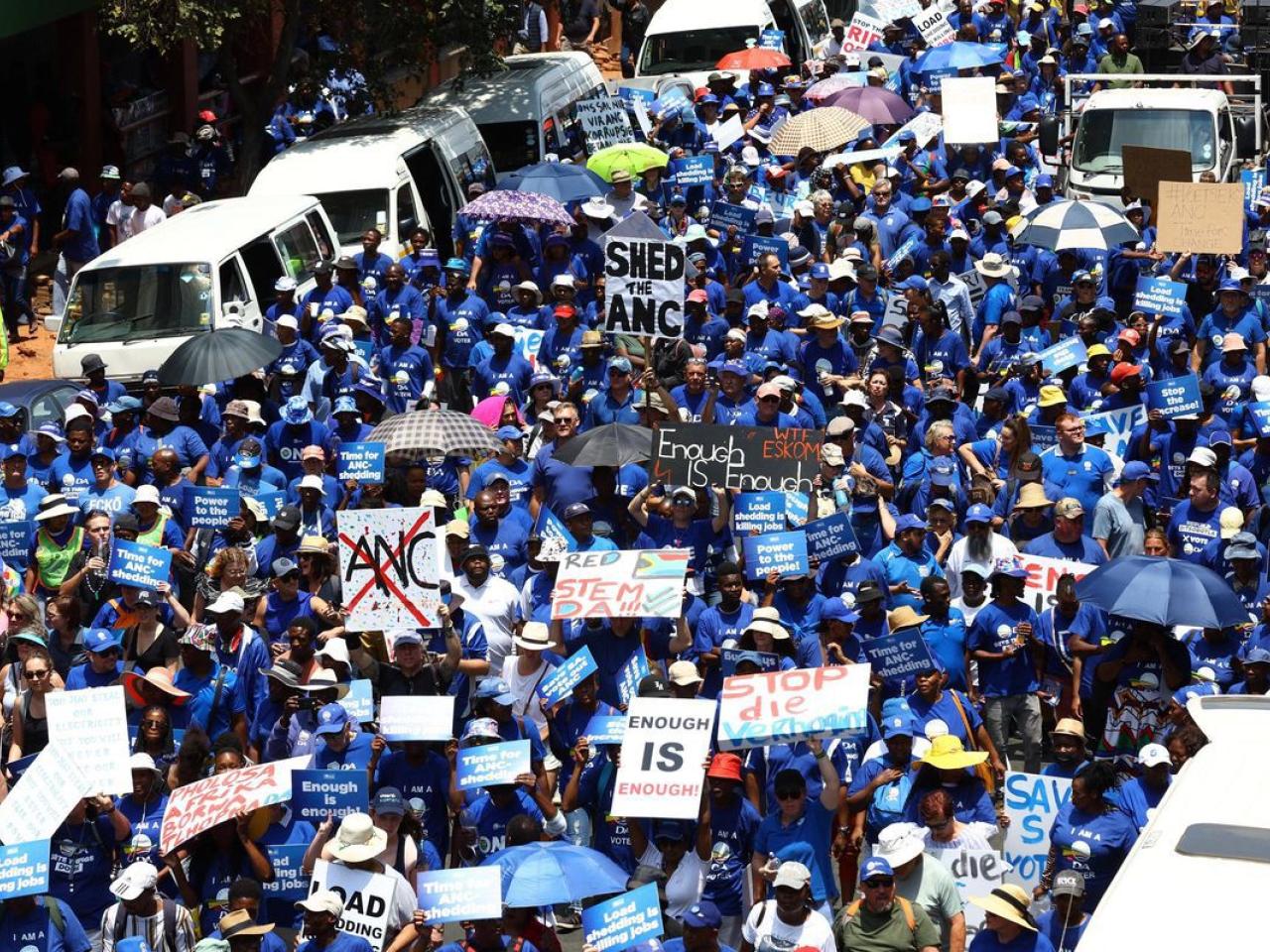 Des milliers de personnes dans la rue contre les délestage