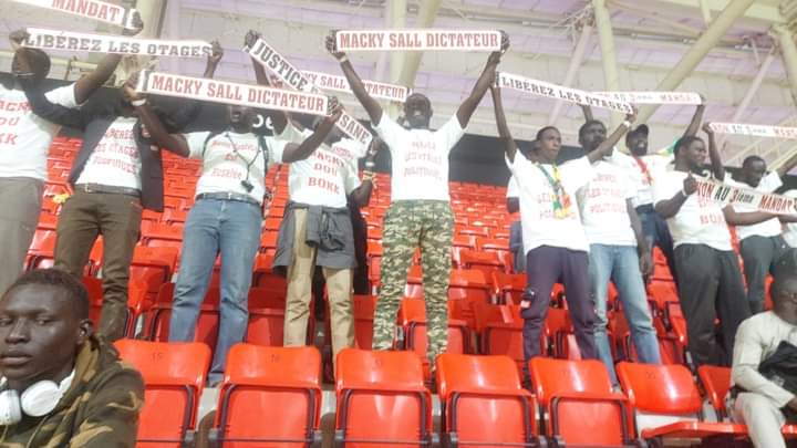 Sénégal-Mozambique : Les supporters avec les banderoles « anti-Macky Sall » finalement libérés