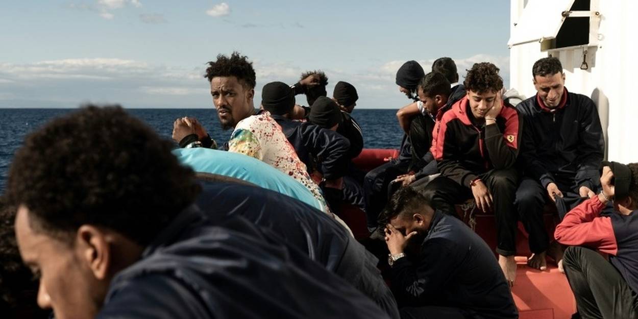 Italie : des centaines de migrants remorqués dans un port sicilien