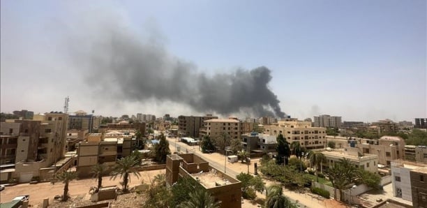 La guerre éclate au Soudan, 100 civils sont tués.