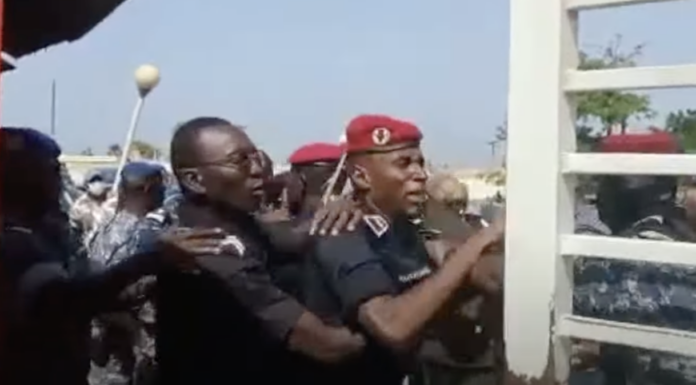 Arrivée de Adji Sarr au tribunal: policiers et gendarmes se donnent en spectacle…