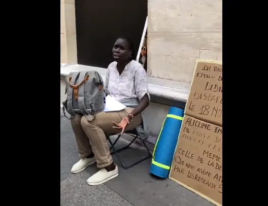 Paris : L’épouse du gendarme Didier Badji entame une grève de faim devant le consulat du Sénégal (vidéo)