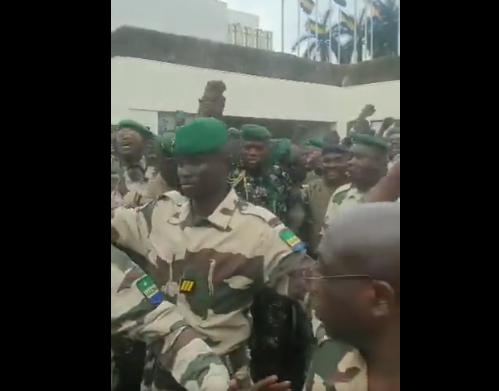 Coup d’Etat : Général Oligui Nguema nouvel homme fort du Gabon acclamé par l’armée