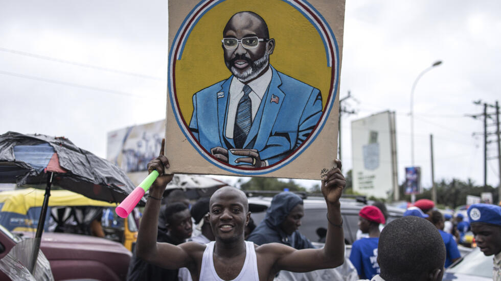 Jour de scrutin au Liberia : George Weah, le footballeur prodige devenu président, en quête d&rsquo;un deuxième mandat