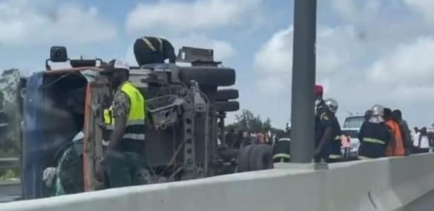 Autoroute à Péage : Un camion se renverse et  cause un embouteillage monstre