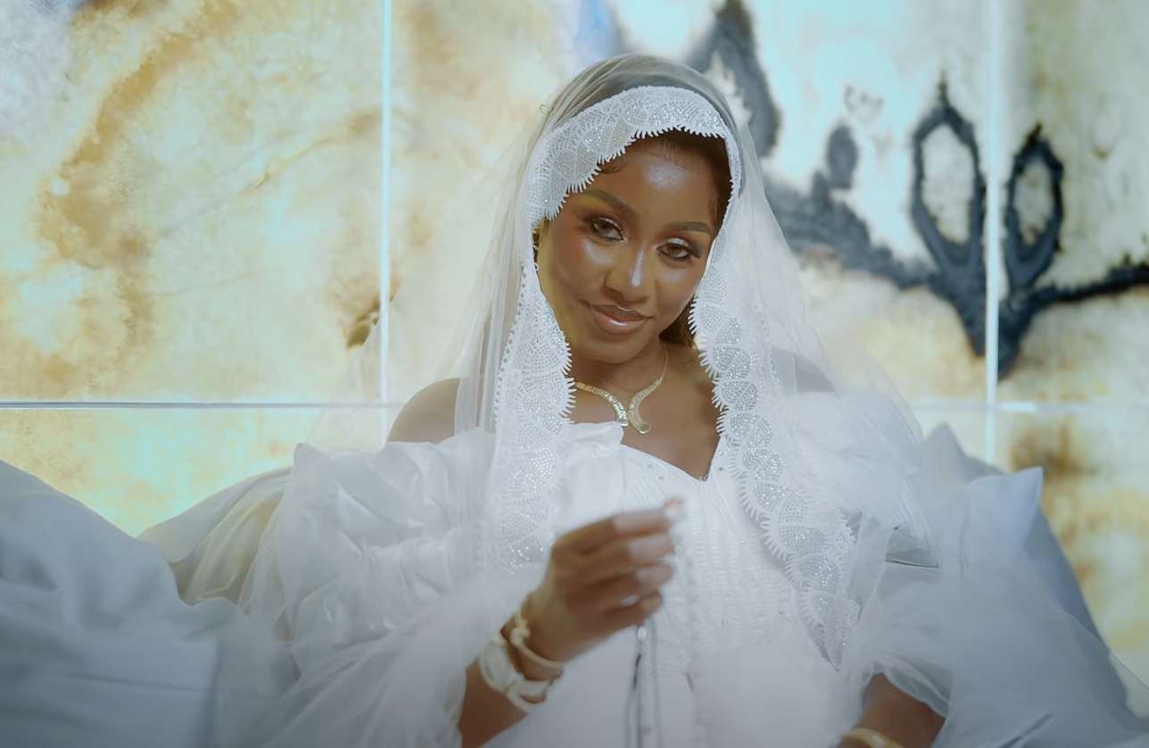 People : Après des photos polémiques, Queen Biz dévoile enfin son clip « Validé »