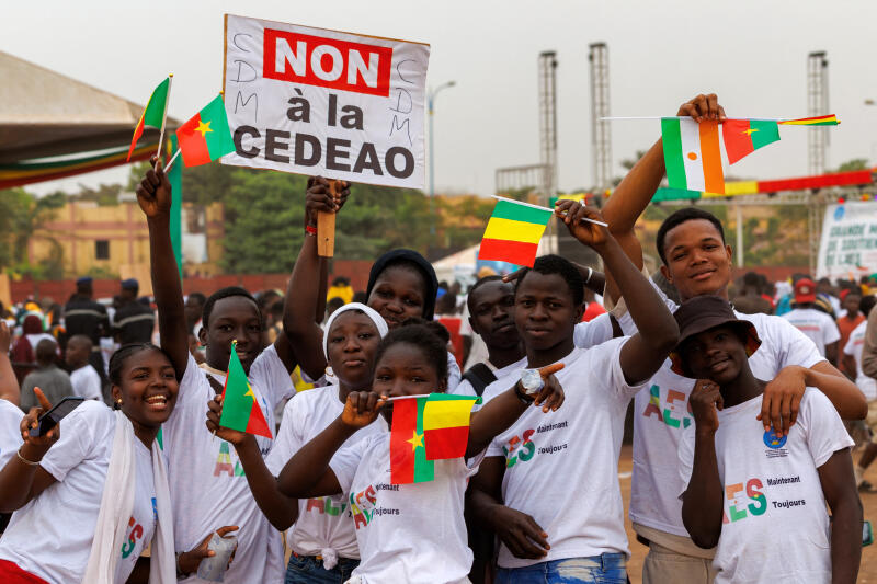 Le Mali, le Niger et le Burkina Faso annoncent sortir de la CEDEAO : « coup politique » ou « décision la plus bête depuis le Brexit » ?