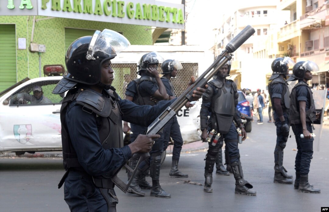 Assemblée nationale : La police disperse la foule à coups de lacrymogènes, plusieurs personnes arrêtées