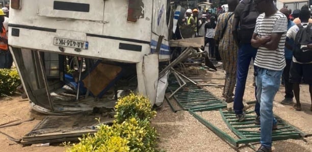 Un bus TATA de la ligne 32 s&rsquo;est renversé au rond-point EMG