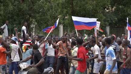 Burkina: Des manifestants devant l&rsquo;ambassade des Etats-Unis pour protester les…