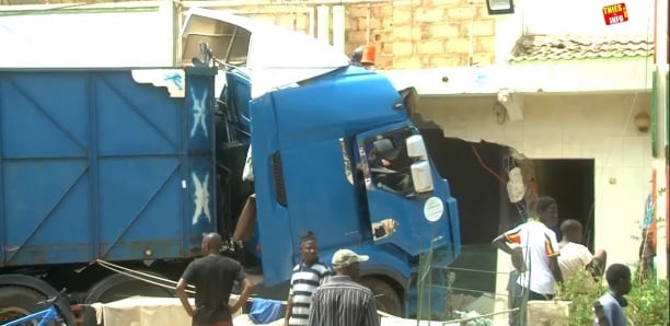 Un camion semi-remorque termine sa course dans une maison