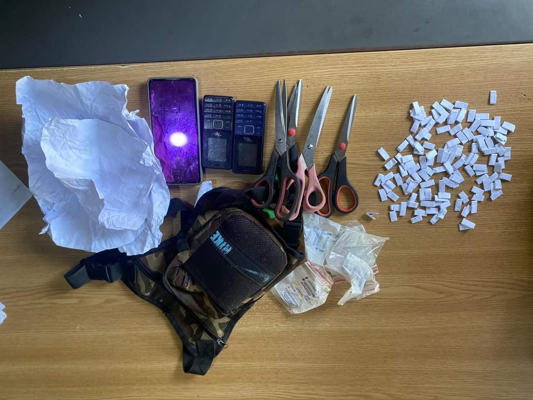 La Police arrête deux individus pour possession de la drogue soupçonnée de …