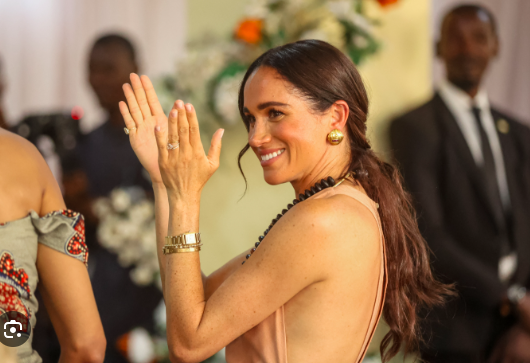 Les tenues portées par Meghan Markle au cours de sa visite au Nigeria n’ont pas semblé plaire à…