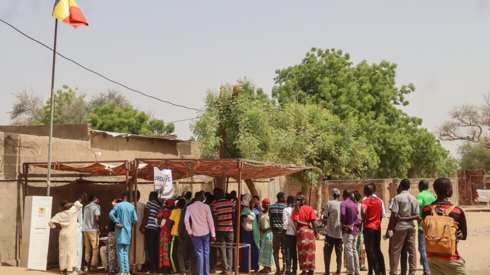 Présidentielle au Tchad : Les Électeurs votent sans Isoloir, soulevant des Inquiétudes