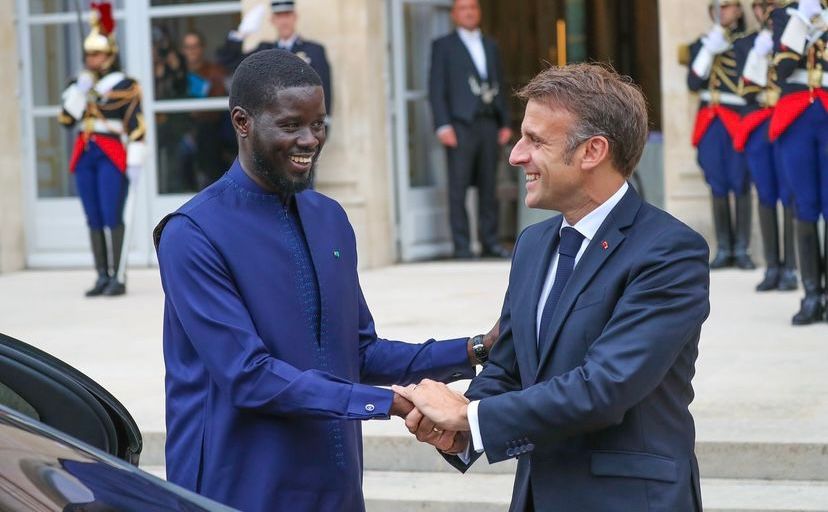 « Macron politiquement fragilisé face à Diomaye Faye »: L&rsquo;analyse de France 24 sur la visite du président sénégalais