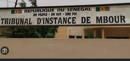 Mbour :  Le gardien, le jardinier et leurs copines devant la barre