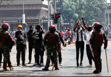 Kenya: Sifflets et vuvuzelas contre balles en caoutchouc, gaz lacrymogène pour…