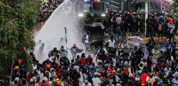 Kenya: Des manifestants  pénétrent  dans l&rsquo;enceinte du Parlement dans la…